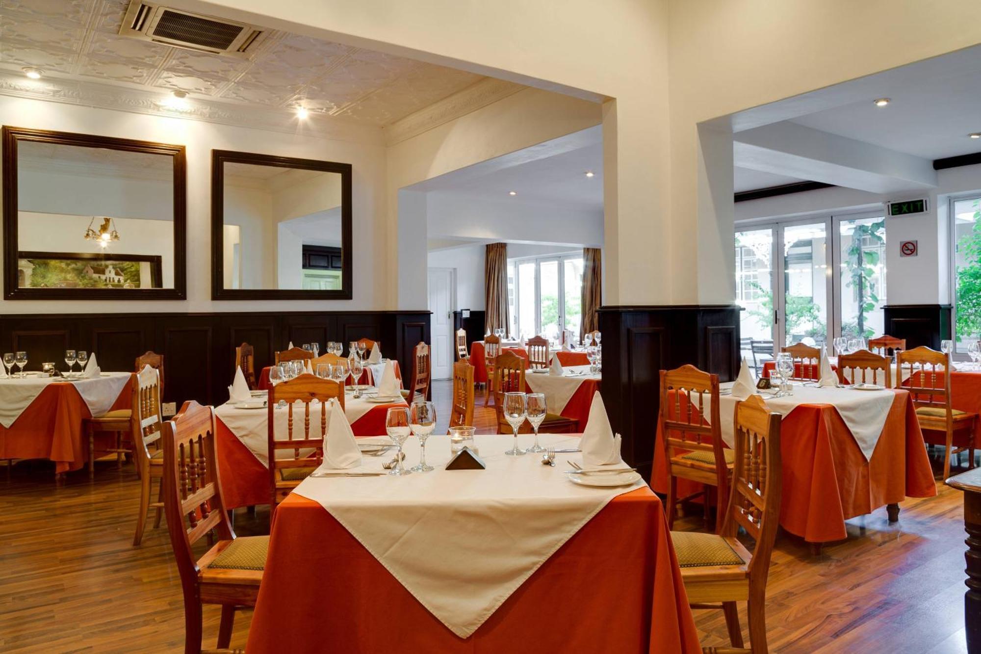 Protea Hotel By Marriott Dorpshuis & Spa Стелленбос Экстерьер фото